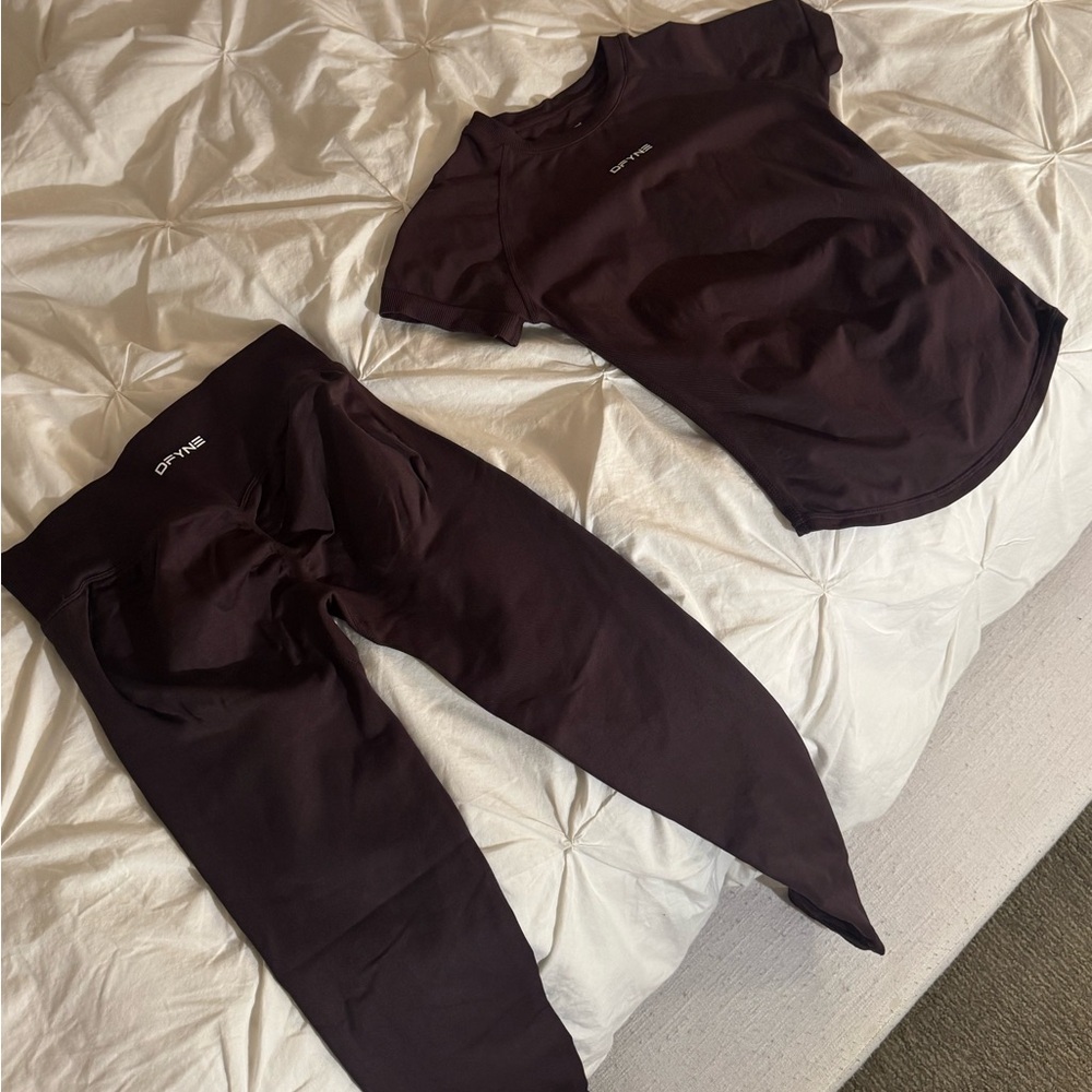 ON HOLD DO NOT BUY 
Impact Tshirt & leggings set